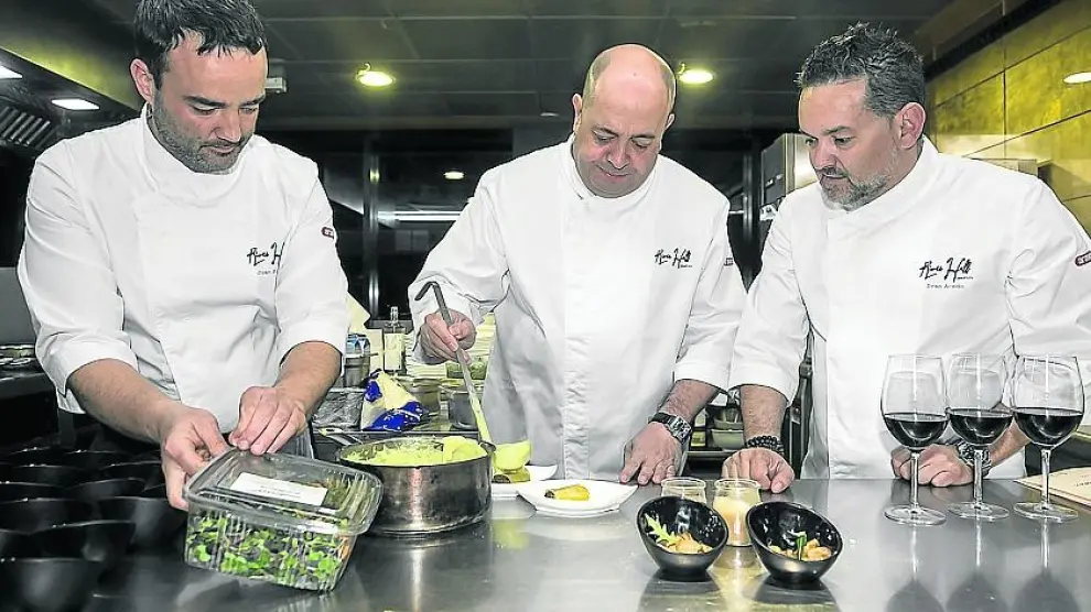 Juan Ramón Sau, Juan Carlos Hernández e Iván Acedo, en plena elaboración de los platos