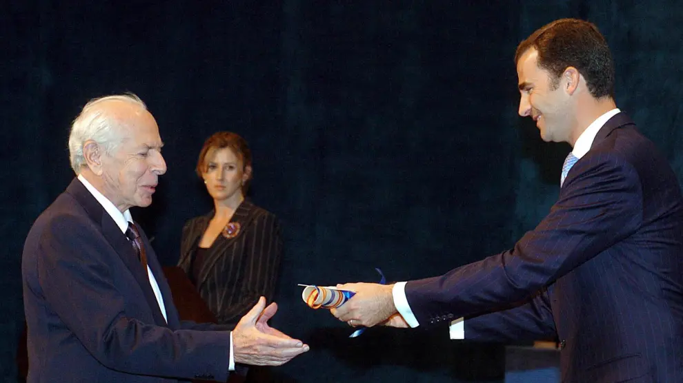 Jean Daniel recibe, en 2004, el premio Príncipe de Asturias de Comunicación de manos del actual rey Felipe VI.