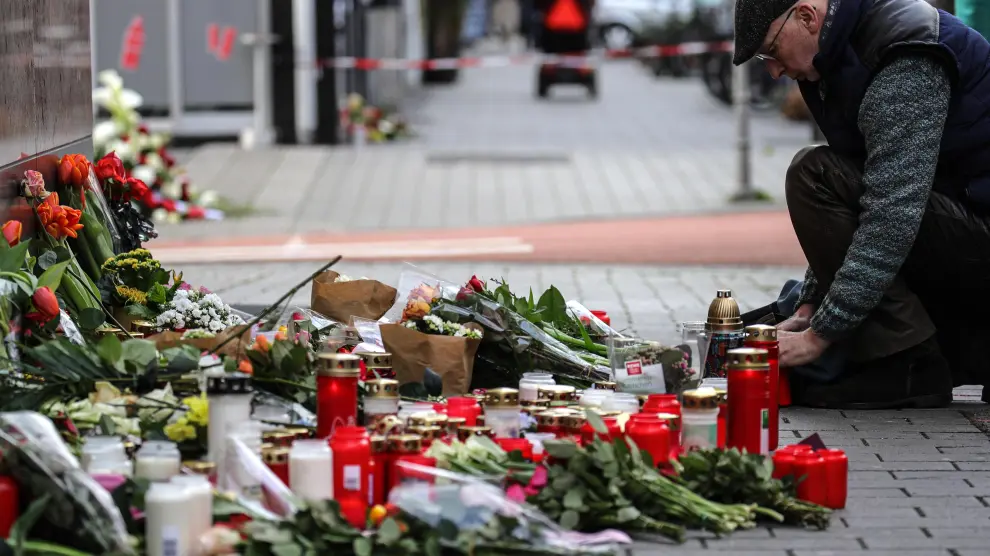 Velas y flores en uno de los lugares donde ocurrieron los tiroteos de Hanau.