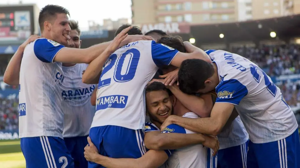 Los jugadores del Real Zaragoza celebran el 3-1 logrado por Luis Suárez.