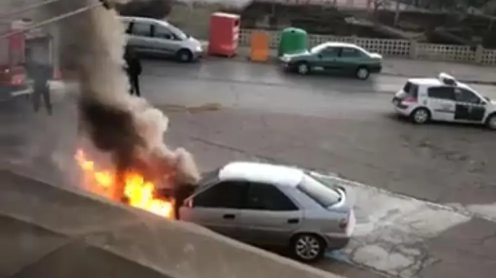 Momento en el que el vehículo estaba en llamas