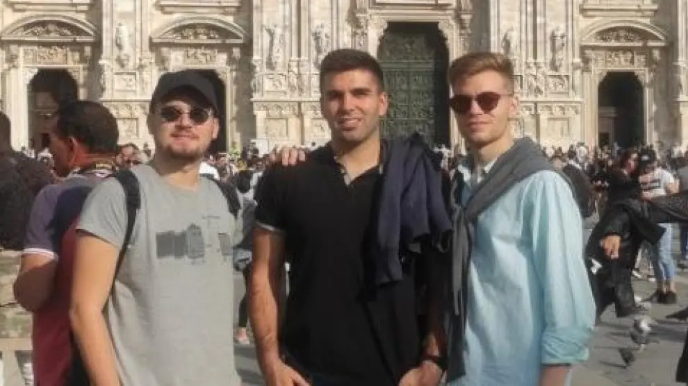 Alberto (centro) y Juan (derecha) en Milán.