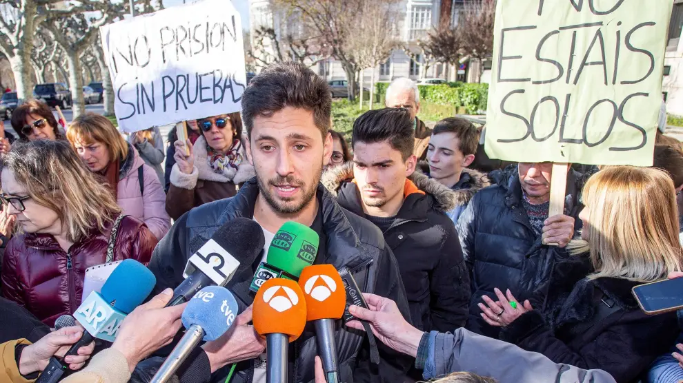 Los condenados por el caso Arandina, a su salida este lunes de la Audiencia Provincial de Burgos.
