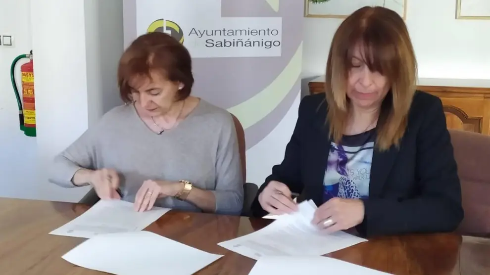Susana Ara, presidenta de la Asociación Protectora Pirineos y Berta Fernández, alcaldesa de Sabiñánigo, firmando el convenio