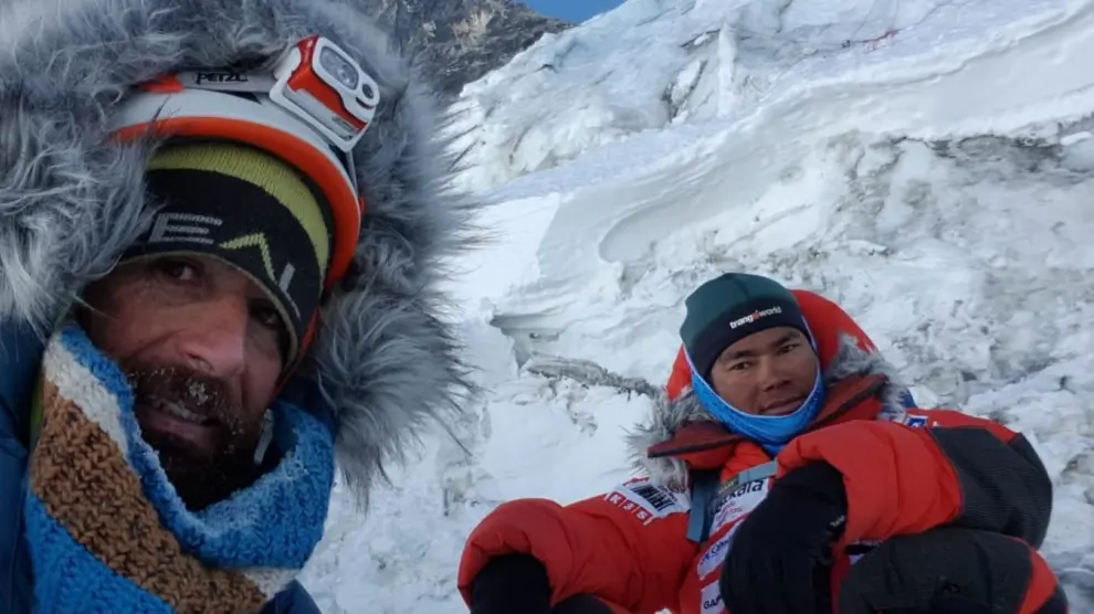 Alex Txiko (izquierda) junto con un sherpa, en el campo base del Everest