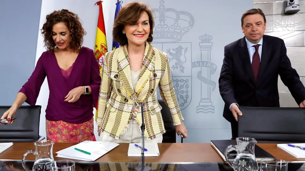 Calvo (c), junto a los ministros Montero (i) y Planas, tras el Consejo de Ministros.