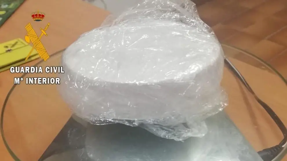 La pastilla de cocaína intervenida por la Guardia Civil.