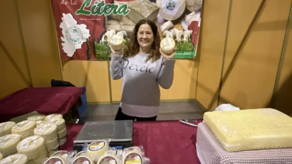 Elena Uzcategui, en la feria de Biescas con sus quesos.