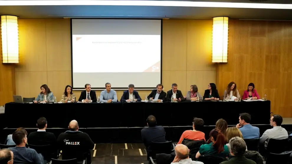 Última comparecencia pública. Los diputados autonómicos explicaron el miércoles a la militancia su postura sobre los presupuestos de la DGA y hablar de sus enmiendas en un céntrico hotel de Zaragoza.