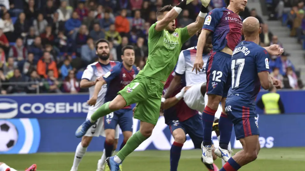 Álvaro salta para tratar de atrapar un balón, en el partido con el Extremadura.