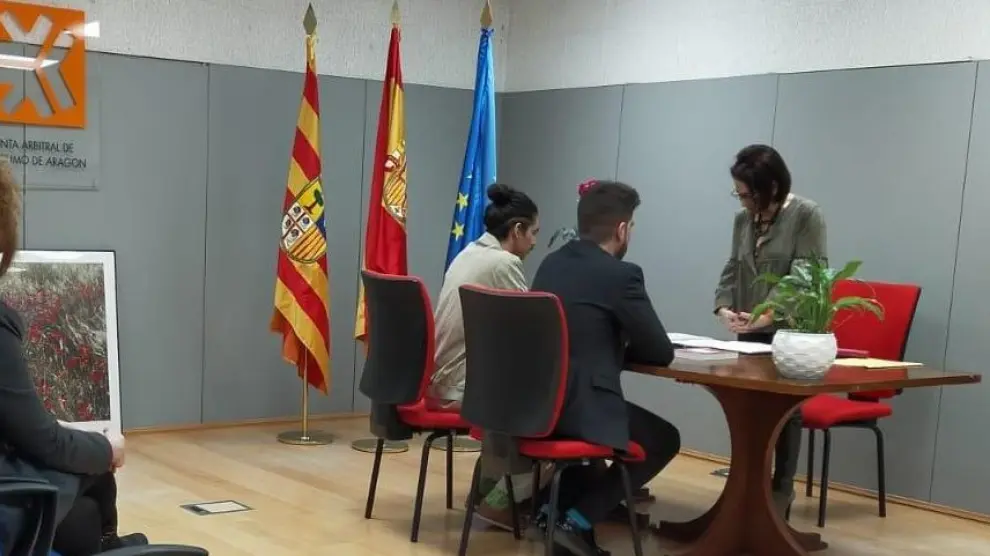 Una pareja de hecho se inscribe en el registro en Aragón.