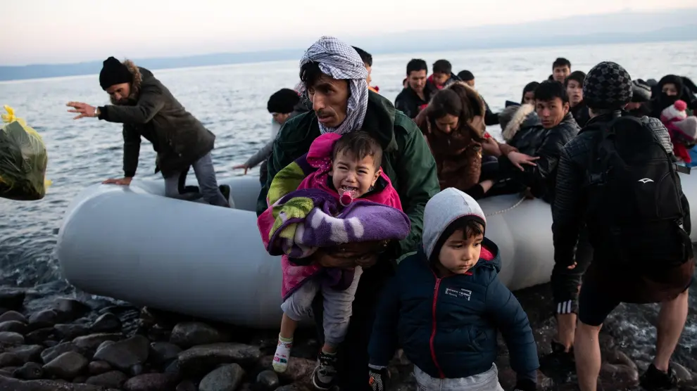 Inmigrantes de Afganistán llegan a una playa de Lesbos tras cruzar el Egeo desde Turquía.