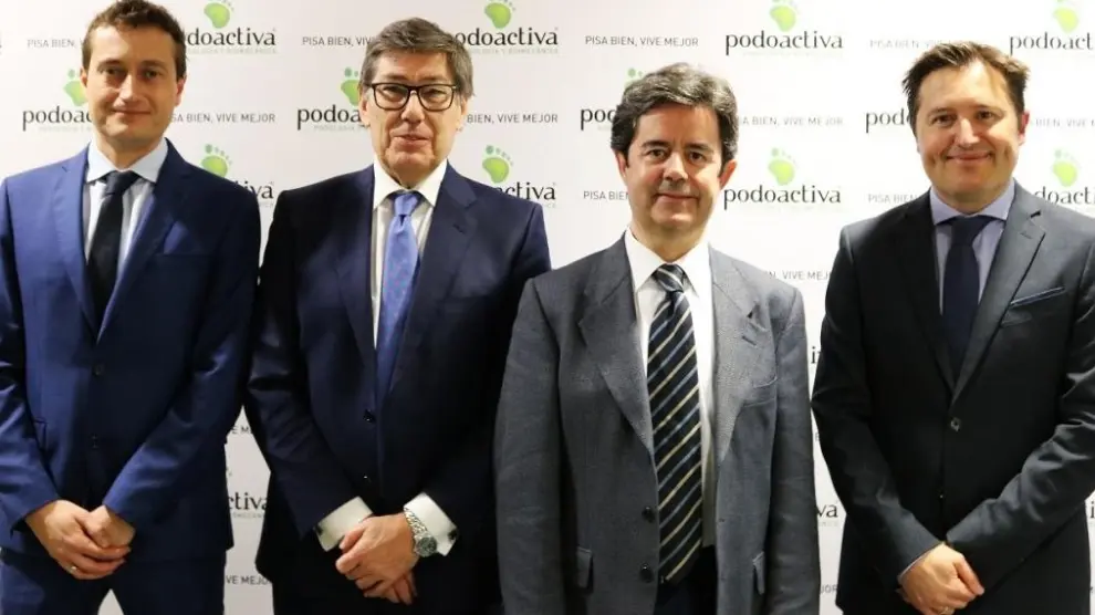 Javier y José Víctor Alfaro, de Podoactiva, junto al vicepresidente del Gobierno de Aragón, Arturo Aliaga, y el alcalde de Huesca, Luis Felipe.