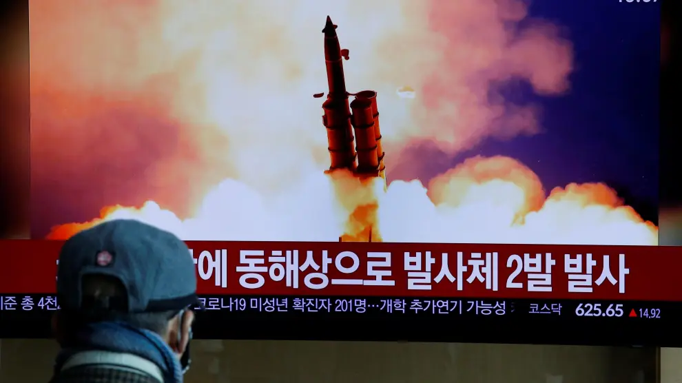 Un hombre mira por televisión en Seúl el lanzamiento de un proyectil en Corea del Norte.