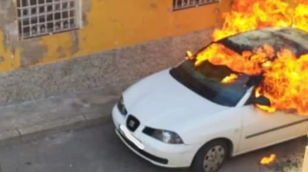 Uno de los coches quemados en Épila.