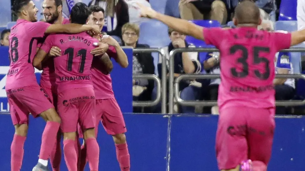 Los jugadores del Málaga celebran un gol durante el encuentro de ida en La Romareda.