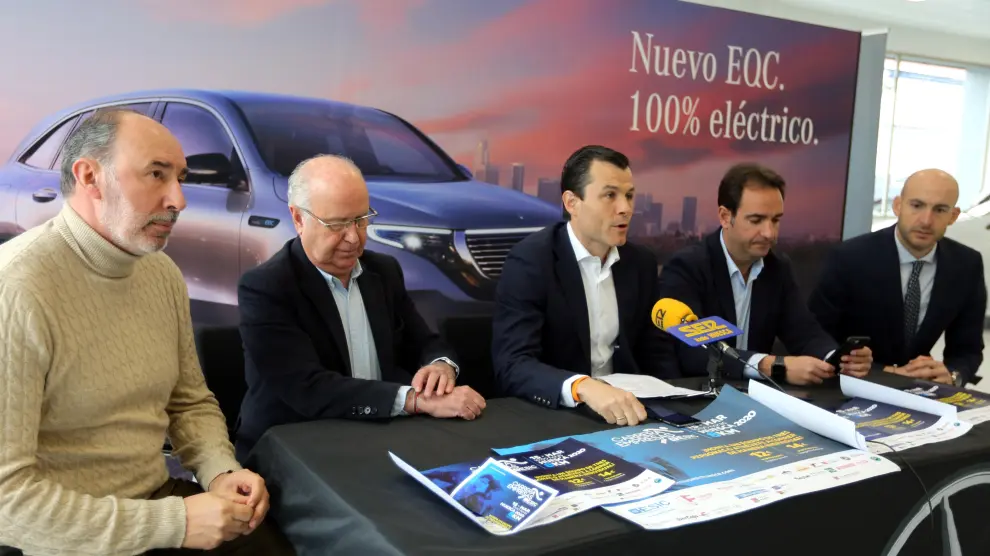 Presentación de la I Carrera de Empresas ESIC Huesca, en el concesionario Motor 2002 Mercedes Benz.