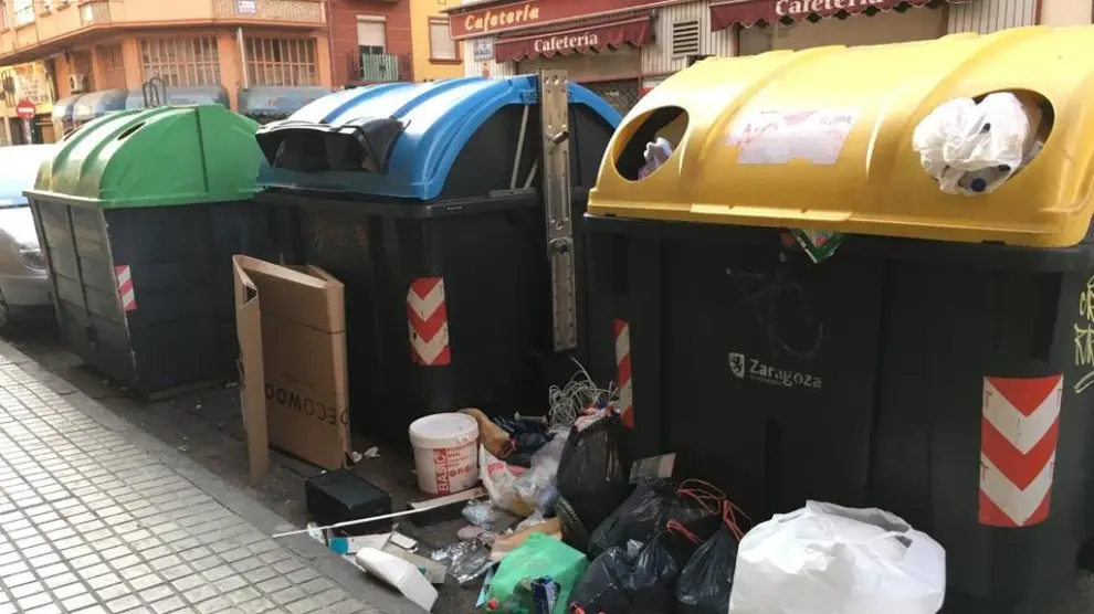 Contenedores en la calle Burgos.