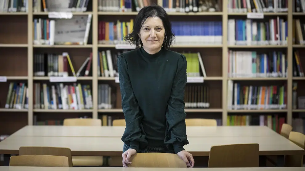 María Pilar Benítez, en la biblioteca del IES La Azucarera de Zaragoza