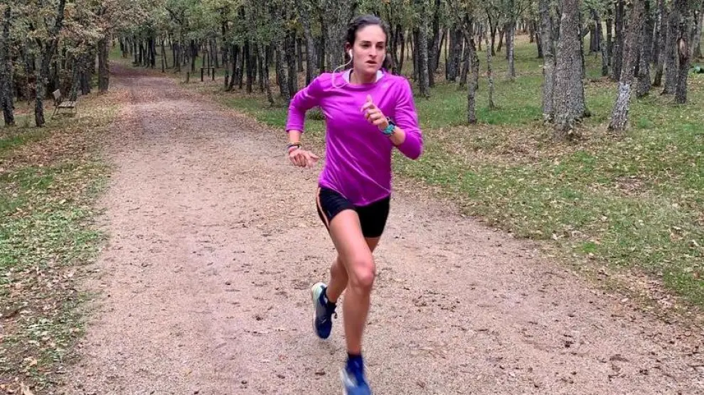 Cristina Espejo corriendo por un camino en el monte San Isidoro en León