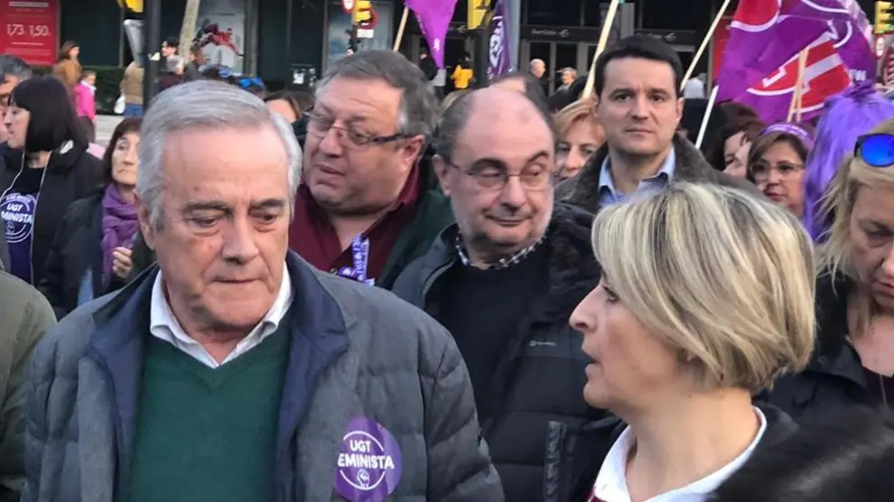 El presidente de Aragón, Javier Lamban, participa en la manifestación tras la pancarta de juventudes socialistas, que lleva por lema Juntos e iguales en la lucha feminista. Tras ella también van consejeras como Marta Gastón.
