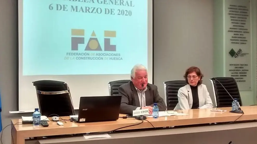 José Buil, expresidente de la FAC, y Ana Porta, nueva presidenta.