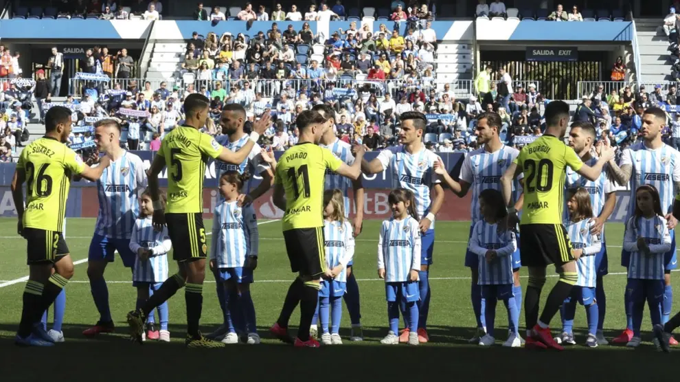Los jugadores del Real Zaragoza y el Málaga se dieron la mano con normalidad, a diferencia de otros campos.