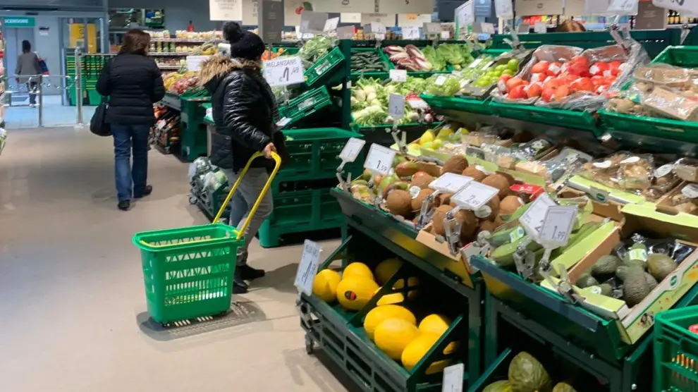 Supermercado de Milán, en el primer día laboral de aislamiento decretado por el Gobierno italiano.