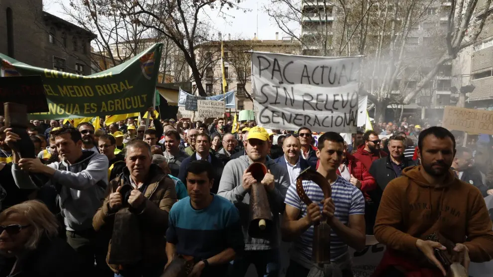 La manifestación a pie del campo aragonés toma el centro de Zaragoza