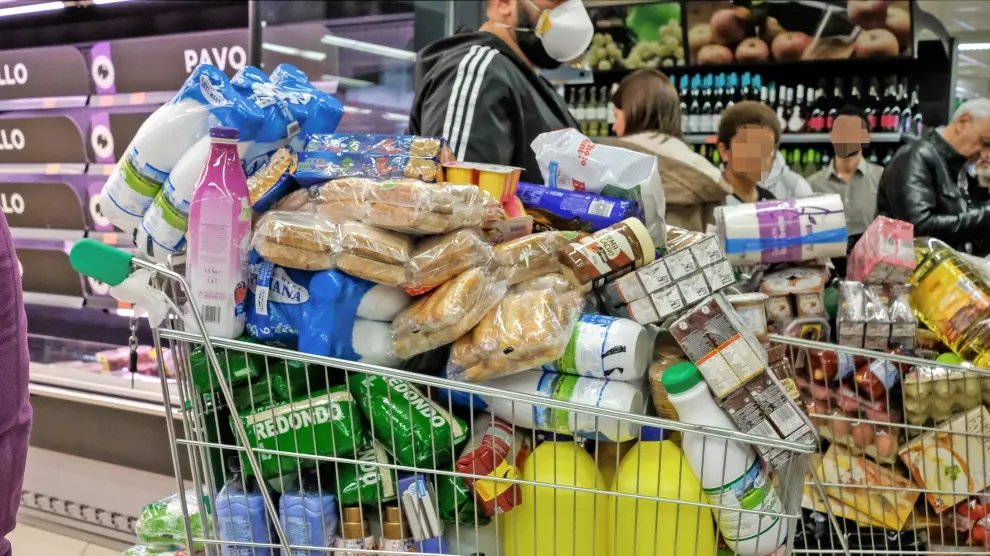 Un cliente con mascarilla realiza la compra en un supermercado de Madrid.