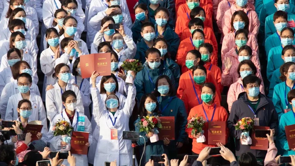El personal sanitario de uno de los hospitales provisionales construidos en Wuhan celebra el alta de todos sus pacientes.