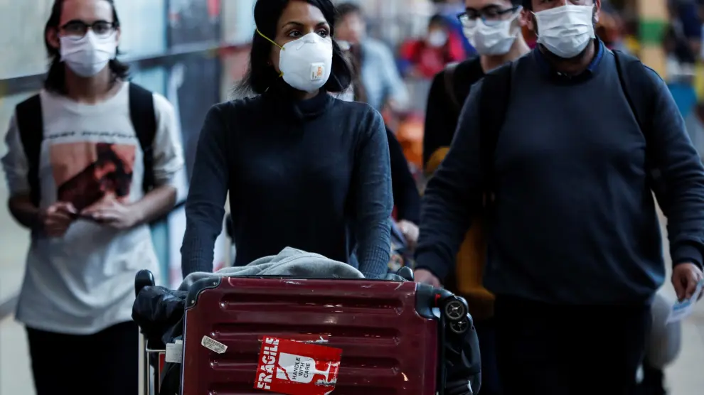 Continúan las medidas por coronavirus para viajeros en aeropuerto de Santiago de Chile