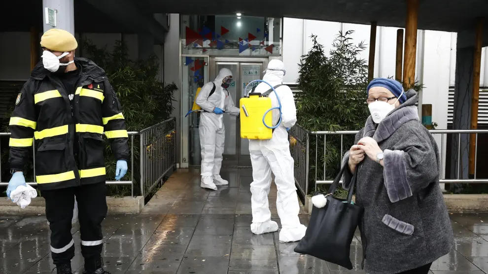 La UME desinfecta los edificios más transitados de Zaragoza contra el virus
