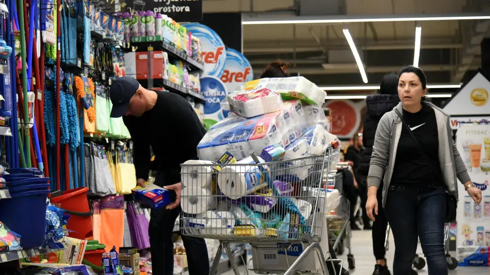 Dos personas hacen una gran compra en un supermercado de Podgorica, Montenegro.