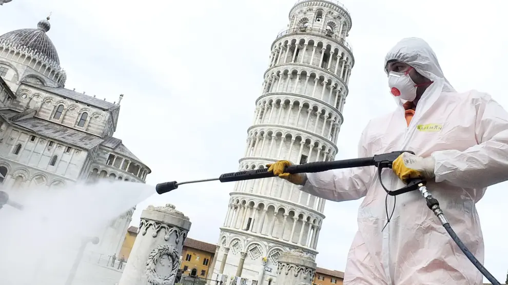 Labores de desinfección en los alrededores de la torre de Pisa.