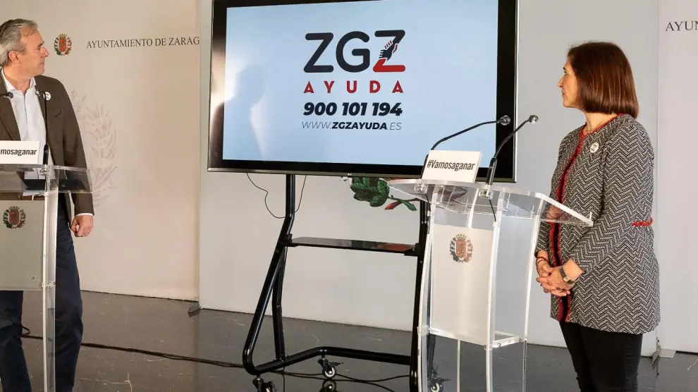 El alcalde, Jorge Azcón, y la vicealcaldesa, Sara Fernández, en la presentación de ZGZAyuda.