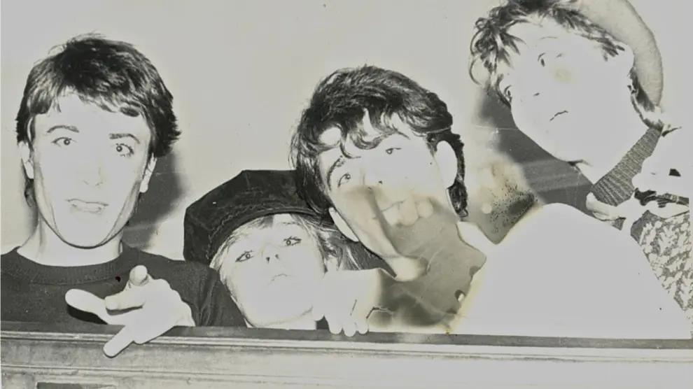 Otra imagen del grupo de 1981, confinados en el aeropuerto de Zaragoza