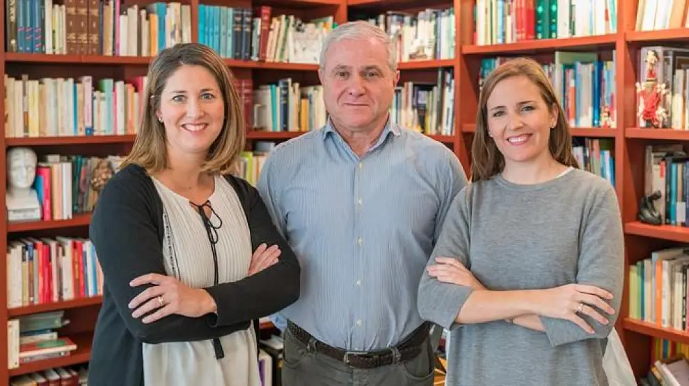 El especialista en Psiquiatría Vicente Ezquerro, con las psicólogas Adriana Marqueta y Paola Pérez