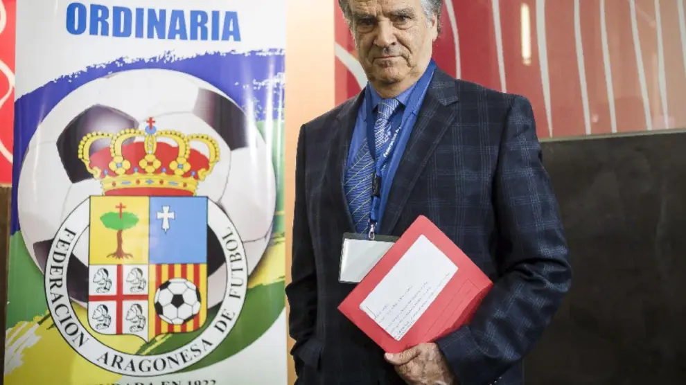 Óscar Fle, presidente de la Federación Aragonesa de Fútbol, posa para HERALDO en la última asamblea del organismo.