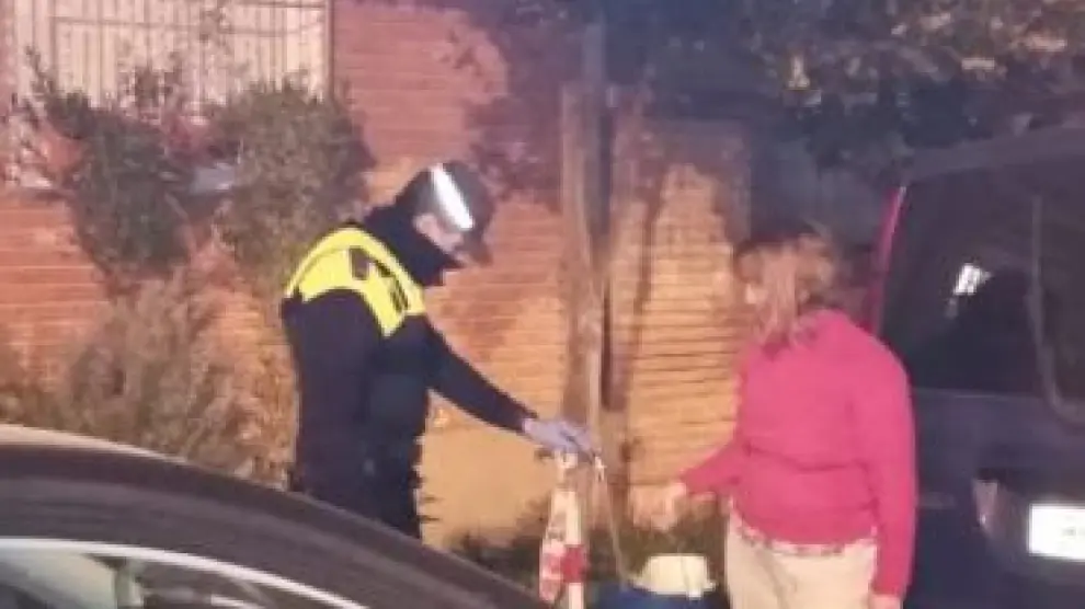 Policía local de Zaragoza suministran agua potable a los vecinos de Torrero
