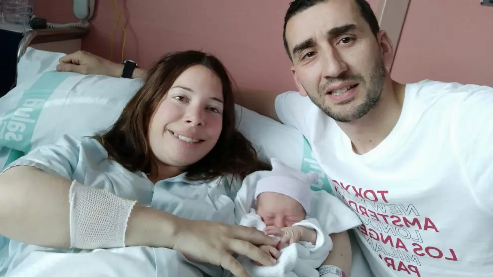 Miriam Aznar y Luis Miguel Giménez junto a su hija recién nacida, Leyre.