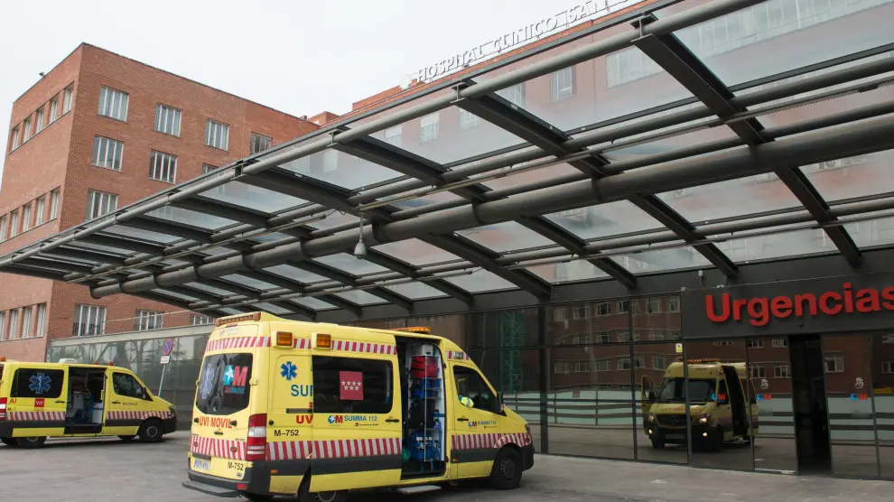 Ambulancias aparcadas en el parquin habilitado del Hospital Clínico San Carlos de Madrid.