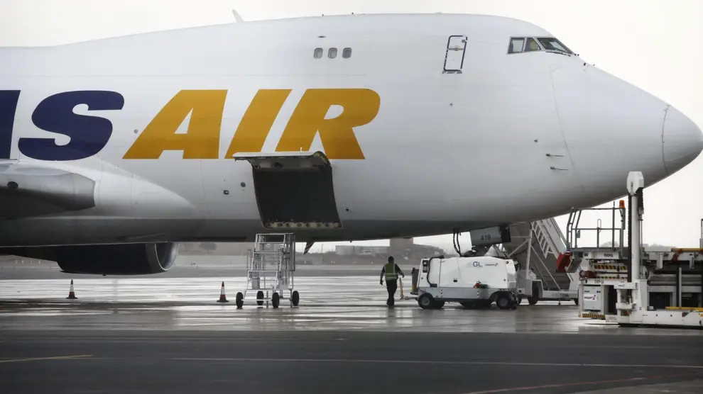 El avión de Atlas Air que ha traído el material sanitario donado por Inditex, en la plataforma de estacionamiento del aeropuerto