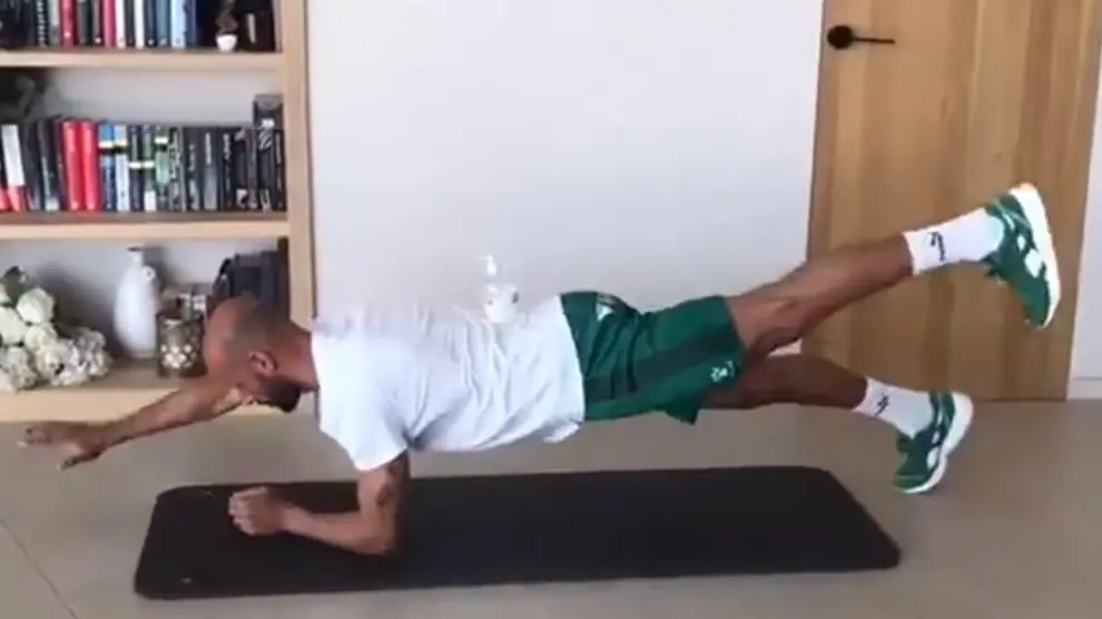 Mikel Rico realizando ejercicios de CORE en su casa.