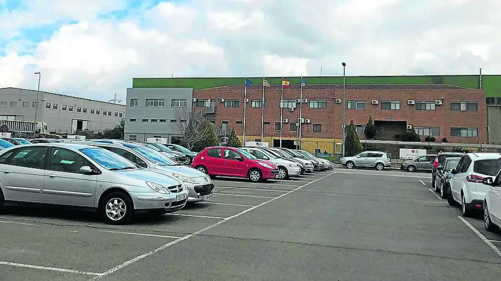 El aparcamiento de Pyrsa, en Monreal del Campo, repleto de coches de los trabajadores.