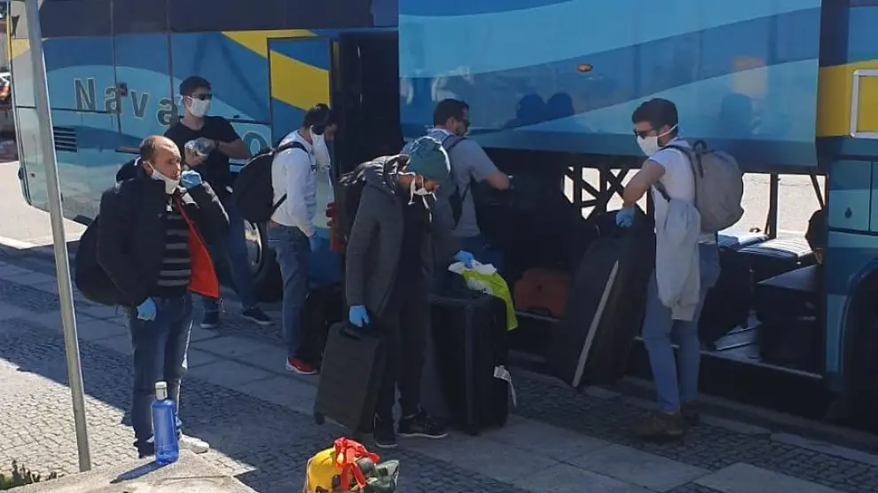 El grupo de trabajadores portugueses al subirse al autobús para regresar a su país.