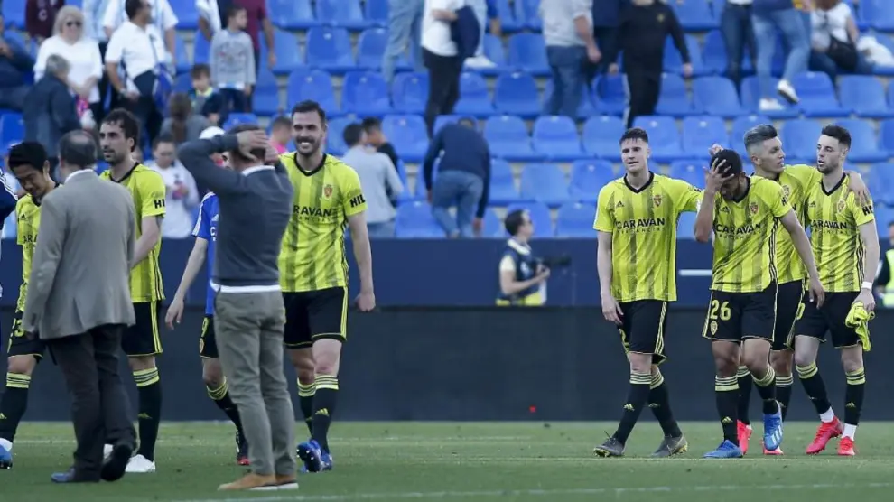 Jugadores y técnicos del Real Zaragoza celebran la victoria por 0-1 en La Rosaleda de Málaga en el último partido jugado antes del parón de la liga por el coronavirus, el pasado día 8.
