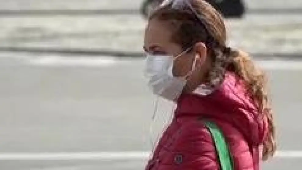 Vamos conociendo, progresivamente, más acerca de cómo se puede contagiar el coronavirus. Según la OMS el virus no se transmite a distancia por el aire, esto quiere decir, que no nos contagiamos por respirar en la calle o en el supermercado. Sino sólo a través del contacto con partículas respiratorias que genera una persona enferma al estornudar o al toser.