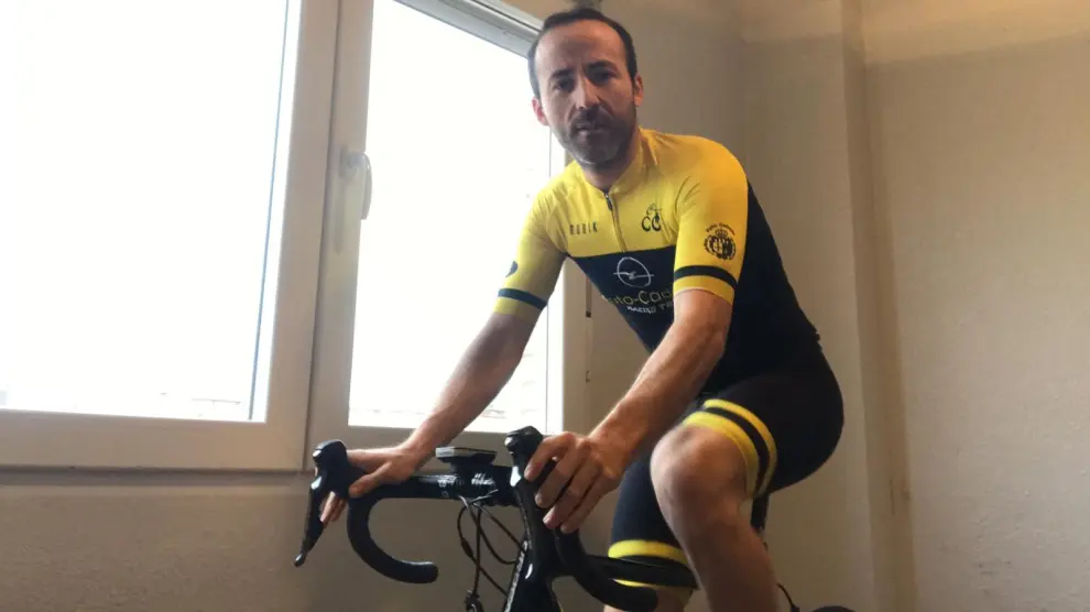 El ciclista Jorge Jurado pedalea en el interior de su vivienda.