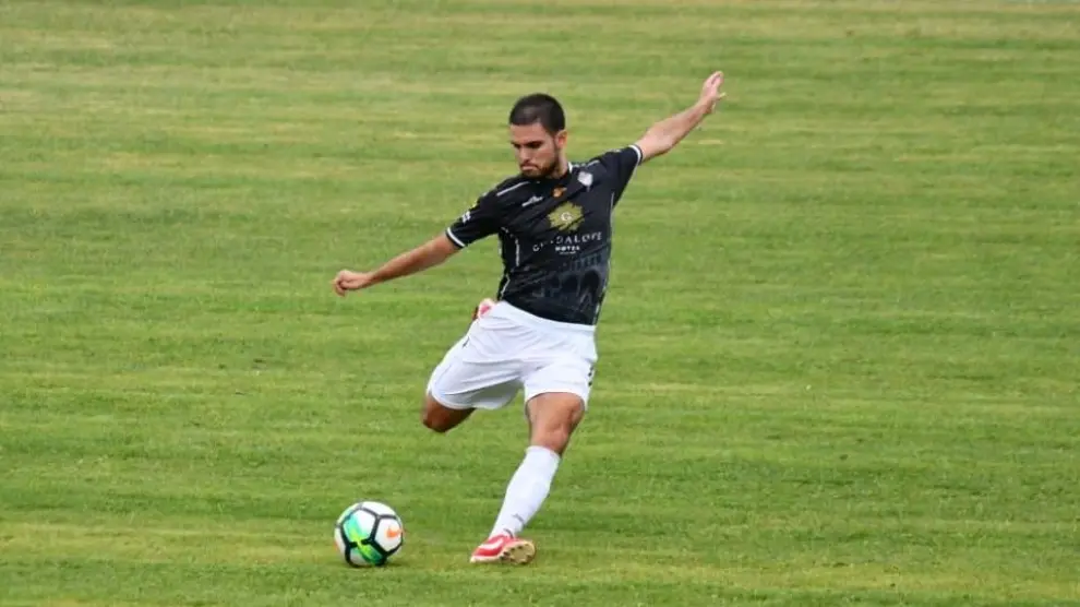 Fernando Carbó golpea el balón durante un partido con el Alcañiz